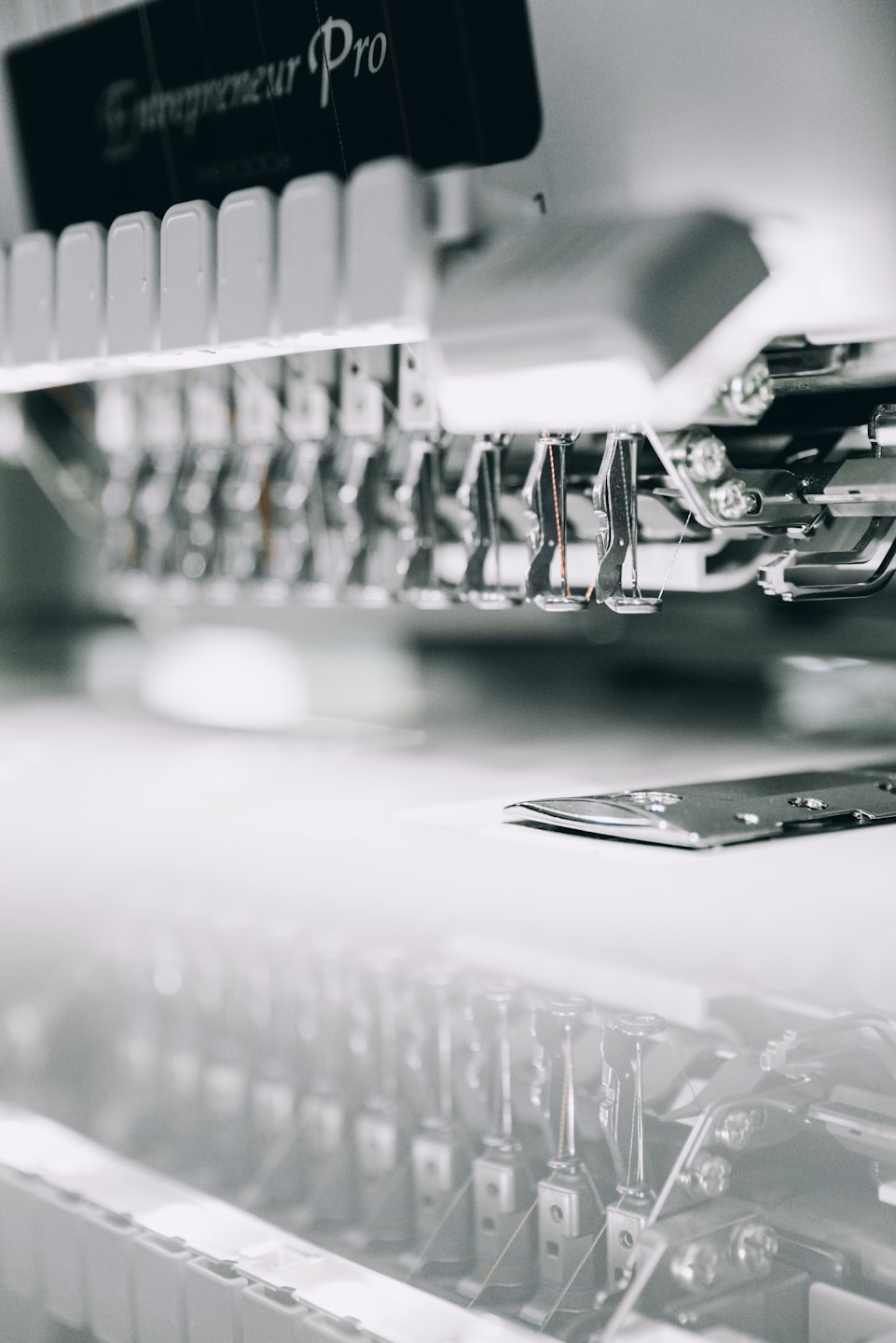 Agujas de máquina de bordar industrial listas para coser tela.